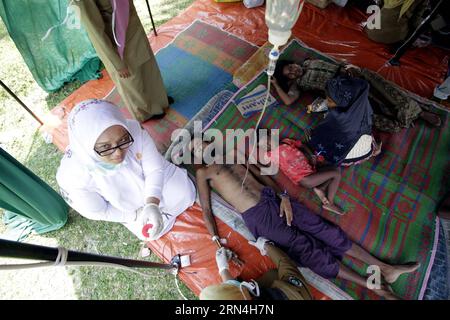 (150521) -- ACEH, 21 mai 2015 -- les réfugiés Rohingyas reçoivent des soins médicaux dans un refuge temporaire à East Aceh, en Indonésie, le 21 mai 2015. L'Indonésie a fourni des abris à plus de 1 000 réfugiés Rohingyas après qu'ils aient été sauvés par des pêcheurs de la mer au large de la côte d'Aceh la semaine dernière. INDONESIA-ACEH-MIGRANTS-RÉFUGIÉS Junaidi PUBLICATIONxNOTxINxCHN 150521 Aceh Mai 21 2015 les réfugiés Rohingyas reçoivent des soins médicaux DANS un refuge temporaire à East Aceh Indonésie Mai 21 2015 l'Indonésie a fourni des abris à plus de 1 000 réfugiés Rohingyas après qu'ils ont été SAUVÉS par des pêcheurs de la mer au large de la côte d'Aceh Banque D'Images