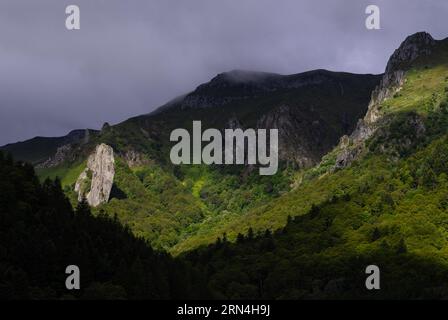 Paysage rocheux, Vallée de Chaudefour, Chambon-sur-Lac, massif de Sancy, Département Puy-de-Dôme, région Auvergne-Rhône-Alpes, France, Europe Banque D'Images