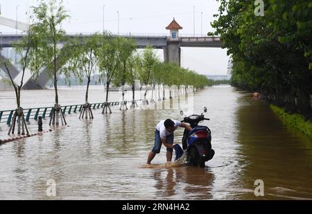 AKTUELLES ZEITGESCHEHEN Überschwemmungen im Südwesten Chinas (150521) -- LIUZHOU, le 21 mai 2015 -- un résident débrouille une moto sur une route inondée à Liuzhou, dans le sud-ouest de la Chine, dans la région autonome de Guangxi Zhuang, le 21 mai 2015. Les pluies torrentielles devraient se poursuivre dans le sud de la Chine après avoir tué au moins 15 personnes et laissé sept disparus depuis le week-end. )(wyo) CHINA-GUANGXI-LIUZHOU-FLOOD (CN) LixBin PUBLICATIONxNOTxINxCHN Actualités événements en cours inondations dans le sud-ouest de la Chine 150521 Liuzhou Mai 21 2015 un résident dégager une moto SUR une route inondée à Liuzhou Sud-ouest de la Chine S Guangxi Zhuang A. Banque D'Images