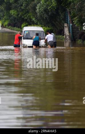 AKTUELLES ZEITGESCHEHEN Überschwemmungen im Südwesten Chinas (150521) -- LIUZHOU, le 21 mai 2015 -- des résidents poussent un véhicule sur une route inondée à Liuzhou, dans la région autonome de Guangxi Zhuang, dans le sud-ouest de la Chine, le 21 mai 2015. Les pluies torrentielles devraient se poursuivre dans le sud de la Chine après avoir tué au moins 15 personnes et laissé sept disparus depuis le week-end. )(wyo) CHINA-GUANGXI-LIUZHOU-FLOOD (CN) LixBin PUBLICATIONxNOTxINxCHN Actualités événements actuels inondations dans le sud-ouest de la Chine 150521 Liuzhou Mai 21 2015 résidents pousser un véhicule SUR une route inondée à Liuzhou Sud-ouest de la Chine S Guangxi Zhuang autonome R Banque D'Images