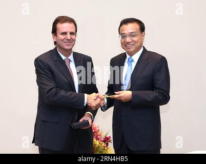 (150520) -- RIO DE JANEIRO, le 20 mai 2015 -- le premier ministre chinois Li Keqiang (R) reçoit la clé de Rio de Janeiro présentée par le maire Eduardo Paes à Rio de Janeiro, Brésil, le 20 mai 2015. (wf) BRÉSIL-RIO DE JANEIRO-CHINE PREMIER-MAIRE-CLÉ DE VILLE PangxXinglei PUBLICATIONxNOTxINxCHN 150520 Rio de Janeiro Mai 20 2015 le Premier ministre chinois gauche Keqiang r reçoit la clé de ville de Rio de Janeiro présentée par le maire Eduardo Paes à Rio de Janeiro Brésil Mai 20 2015 WF Brésil Rio de Janeiro Premier ministre chinois ville clé PangxXinglei PUBLICATIONxNOTxINxCHN Banque D'Images