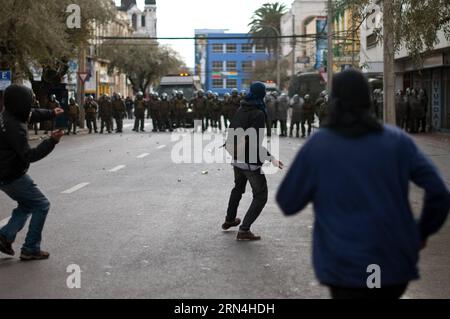 (150521) -- VALPARAISO, le 21 mai 2015 -- des manifestants jettent des pierres contre une émeute policière lors d'une marche organisée par la Confédération des étudiants chiliens et d'autres organisations sociales à Valparaiso, au Chili, le 21 mai 2015. La marche a eu lieu dans le cadre de la remise du deuxième compte public au pays par la présidente chilienne Michelle Bachelet, exigeant une participation majeure aux différentes réformes installées au Congrès, et en hommage aux deux étudiants assassinés le 14 mai 2015 à Valparaiso, selon les organisateurs.Jorge Villegas) (jg) CHILI-VALPARAISO-SOCIETY-MARCH e JORGExVILLEGAS Banque D'Images