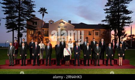 (150521) -- VALPARAISO, 21 mai 2015 -- image fournie par la présidence chilienne montre la présidente chilienne Michelle Bachelet (Front C) participant à la prise de la photographie officielle avec des membres de son cabinet, au jardin du palais présidentiel Cerro Castillo à Vina del Mar, province de Valparaiso, Chili, le 21 mai 2015. Après la photographie officielle, la présidente chilienne Michelle Bachelet assistera à la session plénière du Congrès à l'occasion du deuxième compte public au pays, au Congrès national à Valparaiso, selon la presse locale. Alex Ibanez/Presidencia de Chile) (j Banque D'Images