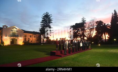 (150521) -- VALPARAISO, 21 mai 2015 -- image fournie par la présidence chilienne montre la présidente chilienne Michelle Bachelet (Front C) participant à la prise de la photographie officielle avec des membres de son cabinet, au jardin du palais présidentiel Cerro Castillo à Vina del Mar, province de Valparaiso, Chili, le 21 mai 2015. Après la photographie officielle, la présidente chilienne Michelle Bachelet assistera à la session plénière du Congrès à l'occasion du deuxième compte public au pays, au Congrès national à Valparaiso, selon la presse locale. Alex Ibanez/Presidencia de Chile) (j Banque D'Images