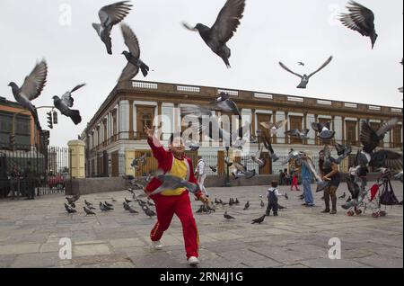 (150522) -- PÉKIN, 22 mai 2015 -- une image prise le 4 juin 2011 montre un garçon jouant avec des pigeons près du monastère Saint François à Lima, capitale du Pérou. Le premier ministre chinois Li Keqiang a commencé le 18 mai son voyage en Amérique du Sud, notamment au Brésil, en Colombie, au Pérou et au Chili. (Dzl) PÉROU-FICHIER PHOTOS-CHINESE PREMIER-VISIT ClaudioxCruz PUBLICATIONxNOTxINxCHN Pékin Mai 22 2015 image prise LE 4 2011 juin montre un garçon jouant avec des pigeons près du monastère de Saint François à Lima capitale du Pérou le Premier Chinois a quitté Keqiang LE 18 mai son voyage sud-américain incluant le Brésil Colombie Pérou Banque D'Images