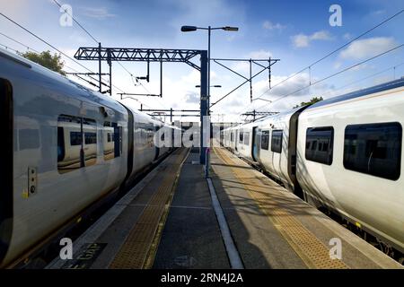 Bedford, Bedfordshire, Angleterre, Royaume-Uni - trains Thameslink en attente de départ de quai à la gare de Bedford sur la ligne principale Brighton Banque D'Images