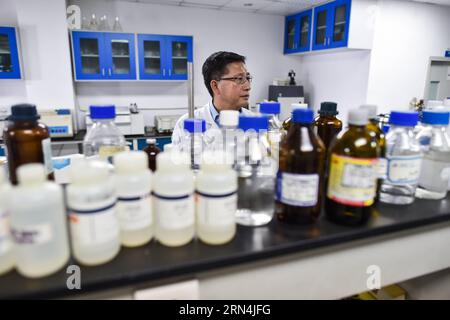 (150522) -- PÉKIN, 22 mai 2015 -- lu Xianping travaille dans un laboratoire à Shenzhen Chipscreen Biosciences Ltd. À Shenzhen, dans la province du Guangdong, dans le sud de la Chine, le 20 mai 2015. Lu Xianping, avec quatre autres scientifiques étrangers de retour, a passé 14 ans à développer Chidamide, le premier inhibiteur oral de HDAC au monde, qui a reçu l approbation réglementaire en janvier. (zkr) CHINA-SHENZHEN-LU XIANPING-PHARMACEUTICAL RESEARCH (CN) MaoxSiqian PUBLICATIONxNOTxINxCHN 150522 Beijing Mai 22 2015 lu Xianping travaille dans un laboratoire À Shenzhen Biosciences Ltd à Shenzhen South China S Guangdong province Mai 20 2015 lu X Banque D'Images