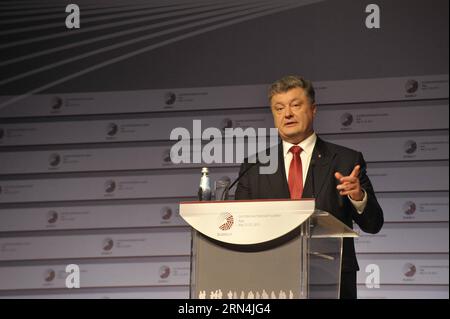 (150522) -- RIGA, le 22 mai 2015 -- le président ukrainien Petro Porochenko prend la parole lors d'une conférence de presse du sommet du partenariat oriental à Riga, capitale de la Lettonie, le 22 mai 2015. Des représentants de la Commission européenne et de l Ukraine ont signé des accords sur le nouveau paquet d aide financière de l Union européenne de 1,8 milliards d euros (2,0 milliards de dollars américains) à l Ukraine lors du sommet du Partenariat oriental, vendredi. LETTONIE-RIGA-UE-UKRAINE-AID GuoxQun PUBLICATIONxNOTxINxCHN 150522 Riga Mai 22 2015 le président ukrainien Petro Porochenko prend la parole lors d'une conférence de presse du Partenariat oriental S. Banque D'Images