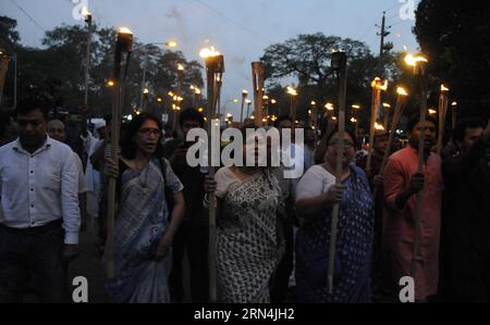 (150522) -- DHAKA, 22 mai 2015 -- des gens participent à un cortège aux flambeaux pour protester contre le meurtre de la blogueuse Ananta Bijoy Das à Dhaka, Bangladesh, le 22 mai 2015. Ananta Bijoy Das a été piraté à mort par des attaquants armés de machettes alors qu il se rendait à son travail dans la ville de Sylhet, au nord-est du Bangladesh, le 12 mai 2015. )(zhf) BANGLADESH-DHAKA-PROTEST SharifulxIslam PUBLICATIONxNOTxINxCHN 150522 Dhaka Mai 22 2015 des célébrités prennent part à un cortège aux flambeaux pour protester contre le meurtre de la blogueuse Ananta Bijoy The à Dhaka Bangladesh LE 22 2015 mai Ananta Bijoy The What Hacked to Death Banque D'Images