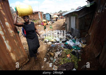 (150522) -- NAIROBI, le 22 mai 2015 -- des résidents transportant des jerricans d'eau passent devant une décharge dans le bidonville de Kibera, où le choléra a été signalé à Nairobi, au Kenya, le 22 mai 2015. Les médecins des gouvernements nationaux et des comtés du Kenya ont décidé de mettre fin à la récente épidémie de choléra dans le pays dans les 30 prochains jours. Des cas de choléra ont été signalés dans les 11 comtés du Kenya, faisant 65 morts depuis début janvier. )(zdz) KENYA-NAIROBI-ÉPIDÉMIE DE CHOLÉRA JohnxOkoyo PUBLICATIONxNOTxINxCHN 150522 Nairobi Mai 22 2015 des résidents transportant des jerricans d'eau passent devant une décharge À ordures À Ki Banque D'Images