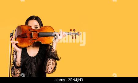 Fille cachant violon Banque D'Images