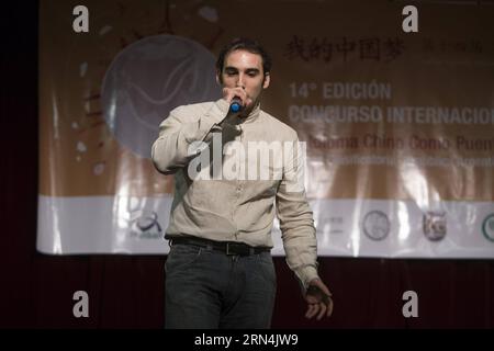 (150523) -- BUENOS AIRES, 22 mai 2015 -- Sebastian Surroca chante une chanson lors du concours de maîtrise de la langue du 14e pont chinois à Buenos Aires, capitale de l'Argentine, le 22 mai 2015. Martin Zabala) ARGENTINE-BUENOS AIRES-CHINESE BRIDGE-LANGUAGE COMPETITION e MARTINxZABALA PUBLICATIONxNOTxINxCHN 150523 Buenos Aires Mai 22 2015 Sebastian chante une chanson lors du 14e Concours de compétences linguistiques en Bridge chinois à Buenos Aires capitale Argentine Mai 22 2015 Martin Zabala Argentina Buenos Aires Concours de langues en Bridge chinois e MartinXZabala PUBLICATIONxNOTxINxCHN Banque D'Images