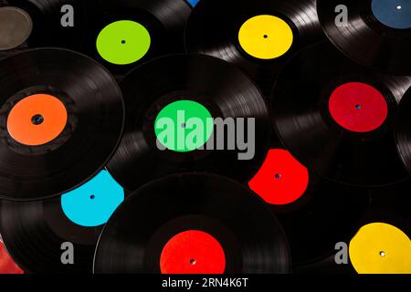 Beaucoup de disques vinyles noirs colorés Banque D'Images