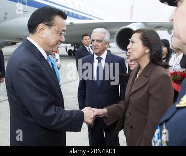 (150522) -- LIMA, le 22 mai 2015 -- le premier ministre chinois Li Keqiang (L) arrive à Lima, au Pérou, le 22 mai 2015, pour une visite officielle au Pérou à l'invitation du président péruvien Ollanta Humala. Cheng Hong, la femme du Premier ministre Li, est arrivée avec lui dans le même vol spécial. ) (zkr) PERU-LIMA-CHINESE PREMIER-VISIT HuangxJingwen PUBLICATIONxNOTxINxCHN 150522 Lima Mai 22 2015 le Premier Ministre chinois a quitté Keqiang l arrive à Lima Pérou LE 22 2015 mai pour une visite officielle au Pérou À l'invitation du Président péruvien Ollanta Humala Premier a quitté S épouse Cheng Hong est arrivé avec LUI dans la même spéciale vol CCR P Banque D'Images