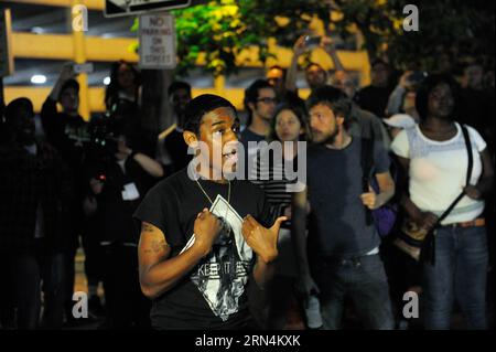 (150524) -- CLEVELAND, -- Un manifestant se tient au contact de la police à Cleveland, Ohio, États-Unis, le 23 mai 2015. Peu de temps après qu'un officier de police blanc dans l'État américain de l'Ohio a été déclaré non coupable dans le meurtre d'un homme et d'une femme noirs non armés après une poursuite en voiture de 22 miles en novembre 2012, le Département de la Justice des États-Unis a annoncé qu'il examinerait l'affaire. U.S.-CLEVELAND-KILLING-PROTEST BaoxDandan PUBLICATIONxNOTxINxCHN 150524 Cleveland un manifestant se tient à l'écart de la police à Cleveland Ohio États-Unis le 23 2015 mai peu de temps après un officier de police blanc dans l'État américain de l'Ohio Wha Banque D'Images