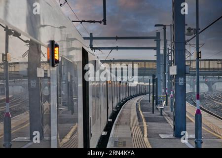 Bedford, Angleterre, Royaume-Uni, matin au lever du soleil - train Thameslink en attente de départ du quai à la gare de Bedford sur la ligne principale Brighton Banque D'Images