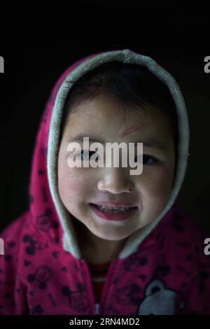 (150525) -- DAHUA, 25 mai 2015 -- la photo montre un portrait de LAN Canlian, 6 ans, un habitant du village de Nongyong, dans le canton de Bansheng, dans le sud-ouest de la Chine, dans la région autonome de Guangxi Zhuang. Elle vit avec son grand-père, à part ses parents, sa sœur et son frère. Le canton de Bansheng avec des reliefs karstiques est identifié comme l'un des endroits les plus inappropriés pour l'habitation humaine en dehors du désert par l'UNFAO. Les gens vivant dans des circonstances aussi difficiles ont été témoins de luttes entre les humains et la nature, ainsi que du développement du canton. (mp) CHINA-GUANGXI-BANSHENG-PORTRAITS (CN) HungxXiaob Banque D'Images