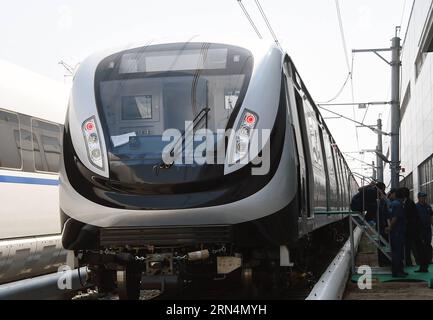 (150525) -- CHANGCHUN, le 25 mai 2015 -- le dernier train de métro conçu pour les Jeux Olympiques de Rio de Janeiro de 2016 est vu à Changchun Railway Vehicles Co. Ltd. De la China CNR Corporation Ltd. À Changchun, capitale de la province de Jilin du nord-est de la Chine, le 25 mai 2015. Le dernier train de métro pour les Jeux Olympiques de Rio de Janeiro 2016 a quitté la ligne de production lundi pour être livré au Brésil. Composé de six wagons, le métro capable de transporter 2 240 personnes peut rouler à une vitesse maximale de 100 km/h. Changchun Railway Vehicles Co. Ltd. De la China CNR Corporation Banque D'Images