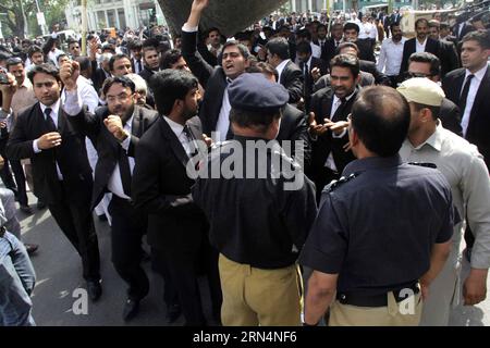 (150526) -- LAHORE, 26 mai 2015 -- des avocats pakistanais crient des slogans lors d'une manifestation à Lahore, dans l'est du Pakistan, le 25 mai 2015. Les avocats protestent devant l'Assemblée du Pendjab après que deux avocats, dont le président du barreau de Daska, ont été tués par la police lundi, ont rapporté les médias locaux. PAKISTAN-LAHORE-AVOCATS-PROTEST JamilxAhmed PUBLICATIONxNOTxINxCHN 150526 Lahore Mai 26 2015 des avocats pakistanais crient des slogans lors d'une manifestation dans l'est du Pakistan Sud Lahore LE 25 2015 mai les avocats protestent devant l'Assemblée du Pendjab après deux avocats, dont le Président du Barreau, TUÉ par la police LE lundi Banque D'Images