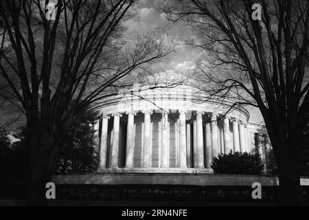 Washington DC--ouvert en 1943 et conçu par l'architecte John Russell Pope, le Jefferson Memorial, dédié à Père fondateur américain Thomas Jefferson, se trouve sur une île sur la rive sud de la Tidal Basin à côté du Potomac et son canal de Washington. Banque D'Images