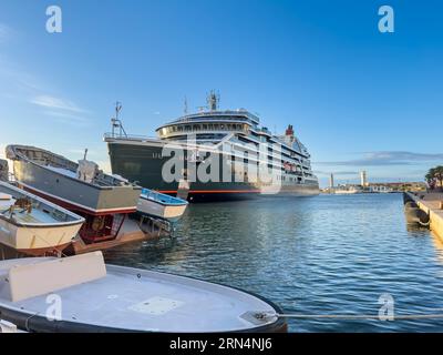 Bateau de croisière entrant dans le port de Sète, un matin d'été, en Occitanie, France Banque D'Images