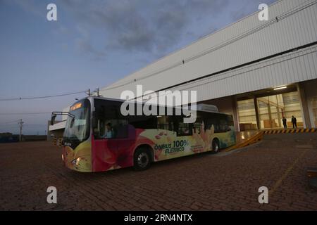 CAMPINAS, 22 mai 2015 -- une image prise le 22 mai 2015 montre un bus électrique dans le bâtiment qui abritera une usine de la société de véhicules électriques BYD de Chine, dans la ville de Campinas, état de Sao Paulo, Brésil. BYD, un producteur chinois de véhicules électriques et de panneaux solaires, contribuera aux Jeux Olympiques verts de Rio de Janeiro l’année prochaine. Le Brésil possède le deuxième plus grand marché de bus au monde. Et nous croyons au potentiel du Brésil pour consolider sa position comme l'un des plus grands marchés de l'énergie propre, a déclaré Adalberto Maluf, directeur du marketing et des affaires gouvernementales pour BYD au Brésil. La commande com Banque D'Images