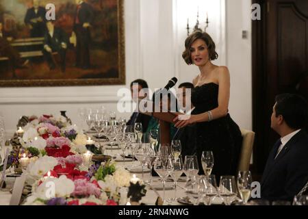 DIVERTISSEMENT ADEL Königin Letizia von Spanien au Honduras (150526) -- TEGUCIGALPA, photo fournie par la présidence hondurienne montre la Reine Letizia (2e R) d'Espagne assistant à un dîner d'honneur offert par le président hondurien Juan Orlnando Hernandez (R) à la Maison présidentielle à Tegucigalpa, Honduras, le 25 mai 2015. USAGE ÉDITORIAL UNIQUEMENT HONDURAS-TEGUCIGALPA-SPAIN-SOCIETY-ROYALTY PresidenciaxdexHonduras PUBLICATIONxNOTxINxCHN divertissement Adel Reine Letizia d'Espagne au Honduras 150526 Tegucigalpa photo fournie par la présidence du Honduras montre la Reine Letizia 2e r d'Espagne assistant à un dîner d'HONNEUR Banque D'Images