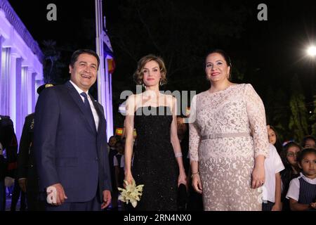 DIVERTISSEMENT ADEL Königin Letizia von Spanien au Honduras (150526) -- TEGUCIGALPA, photo fournie par la présidence hondurienne montre le président hondurien Juan Orlando Hernandez (G) et son épouse la première dame Ana Garcia de Hernandez (D) accueillant la reine Letizia (C) d'Espagne lors d'un dîner d'honneur à la Maison présidentielle à Tegucigalpa, Honduras, le 25 mai 2015. USAGE ÉDITORIAL HONDURAS-TEGUCIGALPA-SPAIN-SOCIETY-ROYALTY PresidenciaxdexHonduras PUBLICATIONxNOTxINxCHN divertissement Adel Reine Letizia d'Espagne au Honduras 150526 Tegucigalpa photo fournie par la présidence hondurienne montre des Prés honduriens Banque D'Images