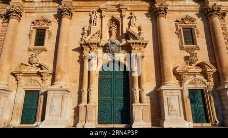 Cattedrale di San Giovanni Battista, cathédrale, portail principal, fermer, colonnes, Ragusa Ibla, ville baroque, angle baroque, sud-est de la Sicile, Sicile, Italie Banque D'Images