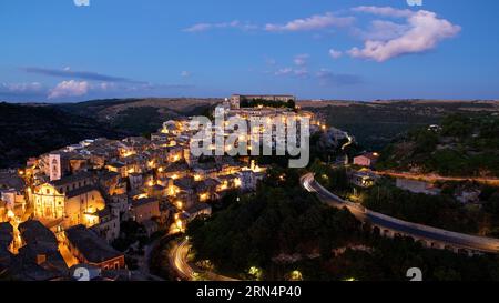 Prise de vue de nuit, soirée, vieille ville illuminée, vue d'en haut, ciel bleu avec nuages, Ragusa Ibla, ville baroque, angle baroque, sud-est de la Sicile, Sicile, Italie Banque D'Images