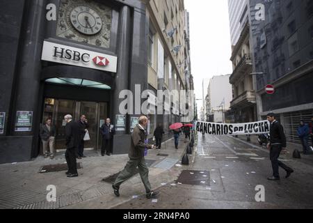 (150527) -- BUENOS AIRES, 26 mai 2015 -- des résidents défilent devant une succursale bancaire fermée dans le cadre d'un arrêt de 48 heures effectué par des travailleurs du secteur bancaire, à Buenos Aires, capitale de l'Argentine, le 26 mai 2015. L'arrêt est en demande d'une augmentation salariale supérieure à 27 pour cent, pourcentage proposé par le gouvernement argentin comme le sommet de la négociation salariale. Martin Zabala) (azp) ARGENTINE-BUENOS AIRES-SOCIETY-STRIKE e MARTINxZABALA PUBLICATIONxNOTxINxCHN 150527 Buenos Aires Mai 26 2015 des résidents marchent devant une succursale bancaire fermée dans le contexte d'un arrêt de 48 heures Banque D'Images