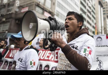 (150527) -- BUENOS AIRES, 26 mai 2015 -- Francisco Sanchez Nava (à droite), élève de l’école normale rurale Raul Isidro Burgos d’Ayotzinapa, Mexique, participe à la Caravane sud-américaine 43 avec des parents des élèves disparus de son école, des organisations sociales et des résidents mexicains en Argentine, à Buenos Aires, Argentine, le 26 mai 2015. Selon la presse locale, les parents et les proches des élèves disparus de l’école normale rurale Raul Isidro Burgos d’Ayotzinapa ont réalisé la Caravane sud-américaine 43 à la recherche de soutien et annoncent leurs revendications après huit mois de dissimulation Banque D'Images