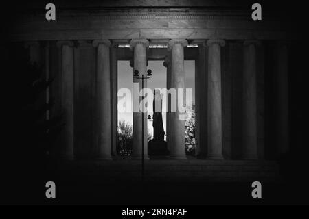 Washington DC--ouvert en 1943 et conçu par l'architecte John Russell Pope, le Jefferson Memorial se trouve sur une île sur la rive sud de la Tidal Basin à côté du Potomac et son canal de Washington. Banque D'Images