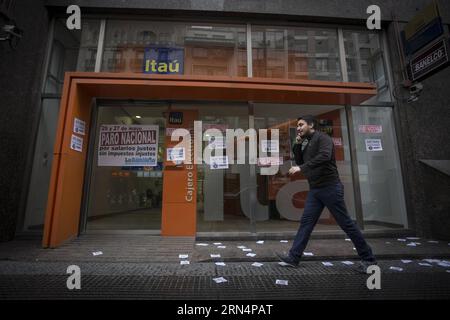 (150527) -- BUENOS AIRES, le 26 mai 2015 -- Une personne marche devant une succursale bancaire fermée dans le cadre d'un arrêt de 48 heures effectué par des travailleurs du secteur bancaire, à Buenos Aires, capitale de l'Argentine, le 26 mai 2015. L'arrêt est en demande d'une augmentation salariale supérieure à 27 pour cent, pourcentage proposé par le gouvernement argentin comme le sommet de la négociation salariale. Martin Zabala) (azp) ARGENTINE-BUENOS AIRES-SOCIETY-STRIKE e MARTINxZABALA PUBLICATIONxNOTxINxCHN 150527 Buenos Aires Mai 26 2015 une personne marche devant une succursale bancaire fermée dans le cadre d'un arrêt de 48 heures Banque D'Images