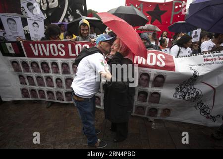 (150527) -- BUENOS AIRES, 26 mai 2015 -- Mario Cesar Gonzalez (à gauche), père de l'élève disparu Cesar Gonzalez Hernandez de l'École normale rurale Raul Isidro Burgos d'Ayotzinapa, Mexique, accueille Nora Cortinas (à droite), membre de l'association les mères de la Plaza de Mayo, lors de la Caravane sud-américaine 43 à Buenos Aires, Argentine, le 26 mai 2015. Selon la presse locale, les parents et les proches des élèves disparus de l'école normale rurale Raul Isidro Burgos d'Ayotzinapa ont effectué la Caravane sud-américaine 43 à la recherche de soutien et annoncent leurs revendications après huit mois de la Banque D'Images