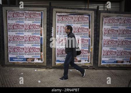 (150527) -- BUENOS AIRES, le 26 mai 2015 -- Une personne marche devant des banderoles qui annoncent l'arrêt de 48 heures effectué par des travailleurs du secteur bancaire, à Buenos Aires, capitale de l'Argentine, le 26 mai 2015. L'arrêt est en demande d'une augmentation salariale supérieure à 27 pour cent, pourcentage proposé par le gouvernement argentin comme le sommet de la négociation salariale. Martin Zabala) (azp) ARGENTINE-BUENOS AIRES-SOCIETY-STRIKE e MARTINxZABALA PUBLICATIONxNOTxINxCHN 150527 Buenos Aires Mai 26 2015 une personne marche devant les bannières Thatcher annonce l'arrêt de 48 heures effectué par les travailleurs Banque D'Images