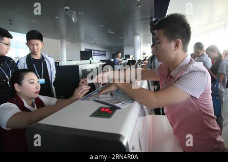 (150528) -- YANTAI, 28 mai 2015 -- enregistrement des personnes à l'aéroport international de Yantai Penglai dans la ville de Penglai, province du Shandong dans l'est de la Chine, le 28 mai 2015. L'aéroport international Yantai Penglai a ouvert ses portes jeudi, en remplacement de l'aéroport de Laishan qui a cessé ses activités. (Zwx) CHINA-SHANDONG-PENGLAI-AIRPORT-OPENING(CN) ShenxJizhong PUBLICATIONxNOTxINxCHN 150528 Yantai Mai 28 2015 célébrités enregistrement À l'aéroport international Yantai Penglai dans la ville de Penglai est de la Chine S Shan Dong province mai 28 2015 l'aéroport international de Yantai Penglai ouvert le jeudi en remplacement du Lais Banque D'Images