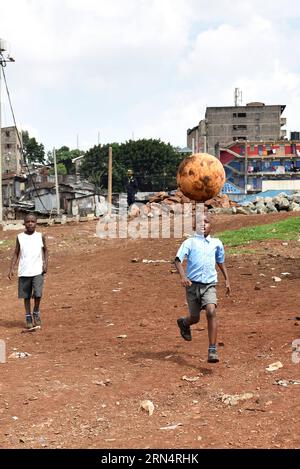 (150528) -- NAIROBI, le 28 mai 2015 -- des écoliers jouent au football sur un terrain près de l'école Mcedo Beijing dans un bidonville de Nairobi, Kenya, le 28 mai 2015.) KENYA-NAIROBI-BIDONVILLE-VIE QUOTIDIENNE-ENFANTS SunxRuibo PUBLICATIONxNOTxINxCHN 150528 Nairobi Mai 28 2015 École des enfants jouent au football SUR un terrain près de l'école MCEDO Beijing DANS un bidonville de Nairobi Kenya Mai 28 2015 Kenya Nairobi bidonville vie quotidienne enfants SunxRuibo PUBLICATIONxNOTxINxCHN Banque D'Images