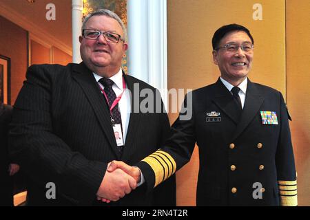 (150529) -- SINGAPOUR, le 29 mai 2015 -- l'amiral Sun Jianguo (R), vice-chef d'état-major de l'Armée populaire de libération de la Chine (APL), rencontre Gerry Brownlee, ministre de la Défense de la Nouvelle-Zélande, en marge du 14e dialogue Shangri-la à Singapour, le 29 mai 2015.) SINGAPORE-SHANGRI-LA DIALOGUE-CHINA-NEW ZEALAND-MEETING ThenxChihxWey PUBLICATIONxNOTxINxCHN 150529 Singapour Mai 29 2015 Amiral Sun Jianguo r Vice-chef d'état-major de la Chine S célébrités S l'Armée de libération S l'APL rencontre avec Gerry Brownlee les ministres de la Défense de la Nouvelle-Zélande SUR la ligne de la 14e Shangri le dialogue à Singapour Banque D'Images