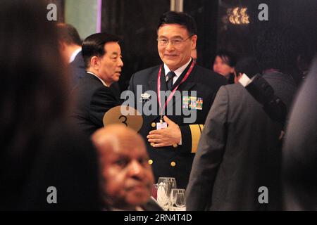 (150529) -- SINGAPOUR, le 29 mai 2015 -- l'amiral Sun Jianguo (C), vice-chef d'état-major de l'Armée populaire de libération de la Chine (APL), assiste au discours d'ouverture et au dîner d'ouverture du dialogue Shangril-la à Singapour, le 29 mai 2015. Le 14e dialogue Shangri-la, largement reconnu comme le plus important sommet de défense et de sécurité de la région Asie-Pacifique, a débuté vendredi à Singapour. (lrz) SINGAPORE-14E DIALOGUE SHANGRI-LA ThenxChihxWey PUBLICATIONxNOTxINxCHN 150529 Singapour Mai 29 2015 Amiral Sun Jianguo C Vice-chef d'état-major de la Chine S célébrités S l'Armée de libération S l'APL assiste au discours d'ouverture et à l'Op Banque D'Images