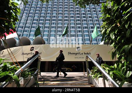 (150529) -- SINGAPOUR, le 29 mai 2015 -- des policiers patrouillent devant l'hôtel Shangri-la où se tient le dialogue Shangri-la à Singapour, le 29 mai 2015. Le 14e dialogue Shangri-la, largement reconnu comme le plus important sommet de défense et de sécurité de la région Asie-Pacifique, a débuté vendredi à Singapour. (lrz) SINGAPORE-14E SHANGRI-LA DIALOGUE ThenxChihxWey PUBLICATIONxNOTxINxCHN 150529 Singapour Mai 29 2015 policiers patrouillent devant Shangri la Hôtel où le Shangri la dialogue EST héros à Singapour Mai 29 2015 le 14e Shangri la dialogue largement reconnu comme Asie Pacifique S Foremost Defense and Security Sum Banque D'Images