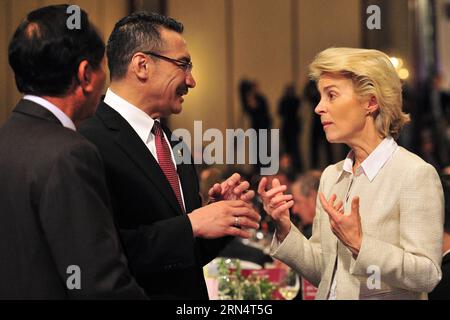 (150529) -- SINGAPOUR, le 29 mai 2015 -- la ministre allemande de la Défense Ursula von der Leyen (à droite) et le ministre malaisien de la Défense Hishammuddin Hussein (à droite) assistent au discours d'ouverture et au dîner d'ouverture du dialogue Shangril-la à Singapour, le 29 mai 2015. Le 14e dialogue Shangri-la, largement reconnu comme le plus important sommet de défense et de sécurité de la région Asie-Pacifique, a débuté vendredi à Singapour. (lrz) SINGAPORE-14E DIALOGUE SHANGRI-LA ThenxChihxWey PUBLICATIONxNOTxINxCHN 150529 Singapour Mai 29 2015 les ministres allemands de la Défense Ursula du Leyen r et malaisien de la Défense Hishammuddin Hussein C Banque D'Images