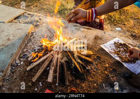 homa ou havan en inde pour des rituels religieux hindous pour dieu pendant le festival sous un angle différent Banque D'Images