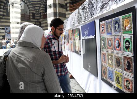 (150530) -- DAMAS, le 30 mai 2015 -- des Syriens participent à une foire d'art sur les mouvements de résistance organisée au Khan As ad Pacha à Damas, Syrie, le 30 mai 2015.) SYRIA-DAMAS-ART FAIR Ammar PUBLICATIONxNOTxINxCHN 150530 Damas Mai 30 2015 Syriens assistent à la Foire d'art sur les mouvements de résistance héros AU Khan comme Pacha retiré lieu à Damas Syrie Mai 30 2015 Syrie Damas Foire d'art Ammar PUBLICATIONxNOTxINxCHN Banque D'Images