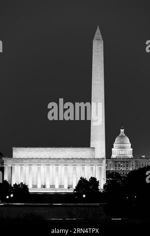 WASHINGTON DC, USA - Vue de célèbres monuments le long du National Mall à Washington DC. De gauche à droite (et de premier plan à l'arrière-plan) est le Lincoln Memorial, le Washington Monument, et US Capitol Building. La photo est prise de près de l'Iwo Jima Memorial d'Arlington, VA, à l'Est à travers le fleuve Potomac. La distance entre le Lincoln Memorial et le Capitole est à 2,3 milles--long téléobjectif utilisé compresse la distance. Banque D'Images