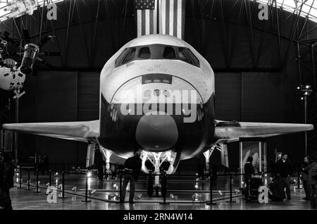 CHANTILLY, Virginie, États-Unis — la navette spatiale Enterprise est exposée dans l'aile spatiale de l'Udvar-Hazy Center du Smithsonian National Air and Space Museum, un grand hangar à Chantilly, Virginie, à côté de l'aéroport de Dulles et juste à l'extérieur de Washington DC. Banque D'Images