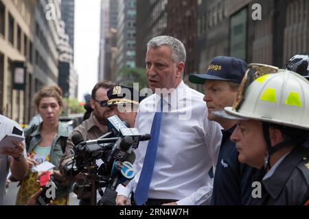 (150531) -- NEW YORK, le 31 mai 2015 -- Bill de Blasio (3e R), maire de New York, s'adresse aux médias après un accident de grue à New York, aux États-Unis, le 31 mai 2015. Au moins dix personnes ont été blessées par une grue mécanique dans un accident sur un site de construction dans le centre de Manhattan de New York dimanche, ont déclaré les responsables de la ville. US-NEW YORK-ACCIDENT DE GRUE LixMuzi PUBLICATIONxNOTxINxCHN 150531 New York Mai 31 2015 New York le maire de la ville de New York Bill de Blasio 3rd r s'adresse aux médias après un accident de grue à New York les Etats-Unis Mai 31 2015 au moins dix célébrités ont été blessées par un cran mécanique Banque D'Images