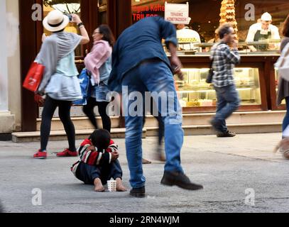 (150601) -- ISTANBUL, le 1 juin 2015 -- Un passant donne des pièces à un enfant réfugié syrien rue Istiklal à Istanbul, Turquie, le 29 mai 2015. Certains enfants réfugiés syriens âgés de 7-10 à 24 ans ont été occupés à gagner leur vie parmi la foule de la rue Istiklal à Istanbul en Turquie en vendant des boîtes de Kleenex pendant les heures de travail.) TURQUIE-ISTANBUL-ENFANTS RÉFUGIÉS SYRIENS HexCanling PUBLICATIONxNOTxINxCHN 150601 Istanbul juin 1 2015 un passant donne des pièces à un enfant réfugié syrien DANS la rue Istiklal à Istanbul Turquie LE 29 2015 mai, des enfants réfugiés syriens âgés de 7 10 ans ont été occupés à gagner un Li Banque D'Images