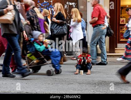 (150601) -- ISTANBUL, le 1 juin 2015 -- Un enfant réfugié syrien est assis rue Istiklal à Istanbul, Turquie, le 29 mai 2015. Certains enfants réfugiés syriens âgés de 7-10 à 24 ans ont été occupés à gagner leur vie parmi la foule de la rue Istiklal à Istanbul en Turquie en vendant des boîtes de Kleenex pendant les heures de travail.) TURQUIE-ISTANBUL-ENFANTS RÉFUGIÉS SYRIENS HexCanling PUBLICATIONxNOTxINxCHN 150601 Istanbul juin 1 2015 un enfant réfugié syrien assis DANS la rue Istiklal à Istanbul Turquie LE 29 2015 mai, des enfants réfugiés syriens âgés de 7 10 à 24 ans sont occupés à gagner leur vie dans la foule de la rue Istiklal Banque D'Images