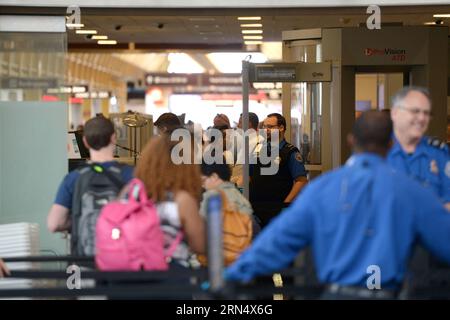 (150602) -- WASHINGTON D.C., le 2 juin 2015 -- les membres de la Transportation Security Administration (TSA) travaillent à un point de contrôle de sécurité de l'aéroport Ronald Reagon à Washington, D.C., États-Unis, le 2 juin 2015. Une enquête récente du Département américain de la sécurité intérieure (DHS) a montré que les agents du DHS se faisant passer pour des passagers ont pu obtenir des armes, parfois même de faux explosifs, par le biais du processus de contrôle de l'aéroport dans 67 des 70 tests, avec un taux d'échec stupéfiant de 95 pour cent pour les agents de la TSA du pays aux points de contrôle de l'aéroport.) ÉTATS-UNIS-WASHINGTON D.C.-AÉROPORT-CONTRÔLE DE SÉCURITÉ YINXBOGU Banque D'Images